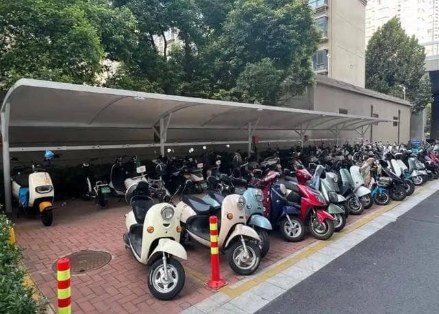 电动车充电顺序很重要：先插充电器再接电源