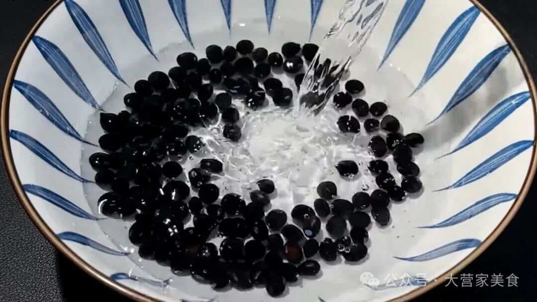 黑豆桑葚红枣汤：一道营养又美味的养生佳品