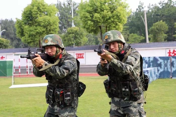 双胞胎兵哥哥的军旅成长故事：“绵羊兄弟”蜕变为“龙虎兄弟”