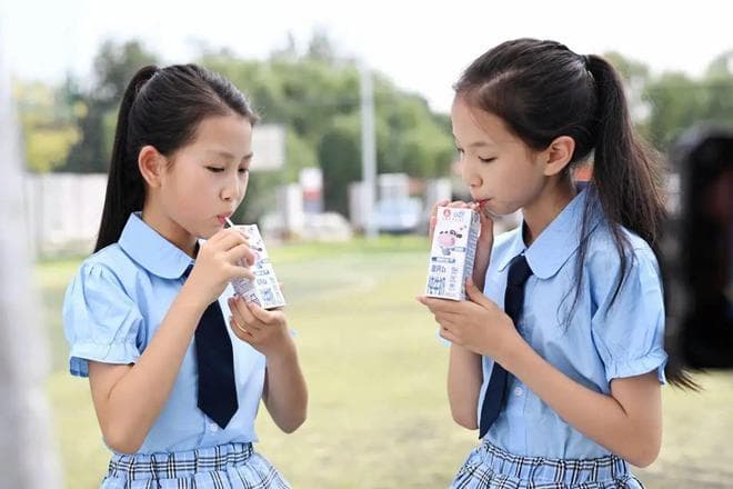 湖北黄冈学校老师因家长拒订牛奶发飙：自愿订购背后的隐忧