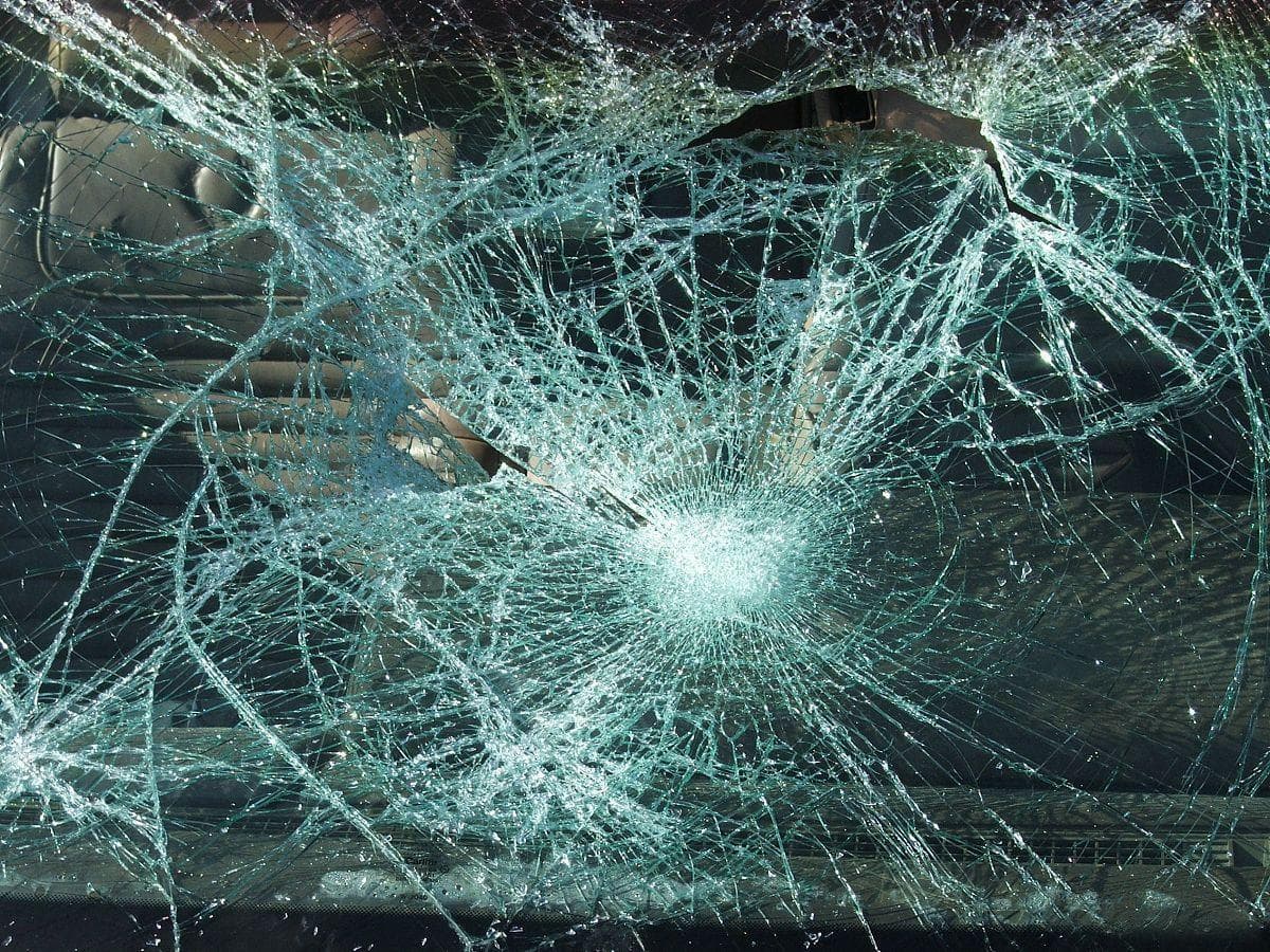 家中玻璃为何突然爆裂？原因与预防全解析