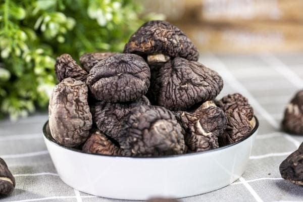 干香菇可以泡一晚上吗 泡发干香菇需要注意什么
