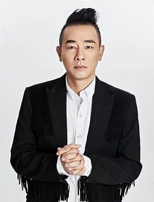 陈小春：3000元卖掉的亲弟弟，亿万身家背后隐藏了什么？