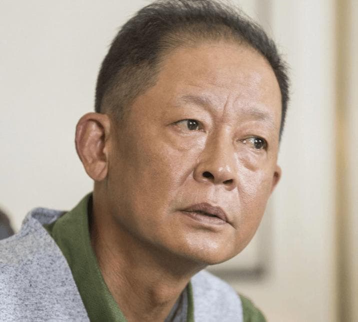 王志文说：“成年人的崩溃，从借钱开始。老年人的心碎，从伸手要钱开始。”