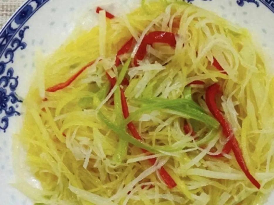 饭店大厨教你炒土豆丝的不传之秘：这样做比焯水更脆爽！