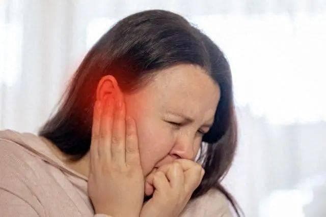 耳朵总是嗡嗡响，是什么原因引起了耳鸣？背后可能藏着6种疾病