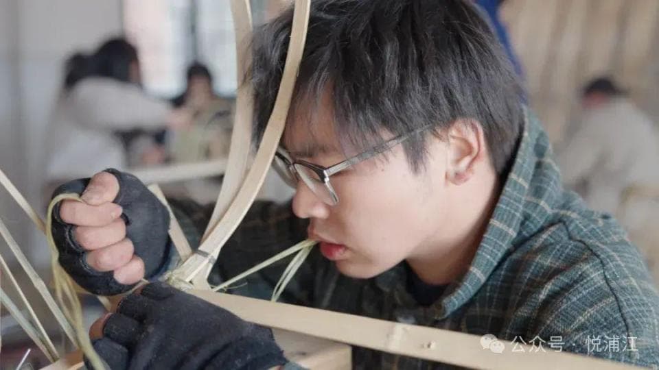 浦江00后少年，从13岁起就开始接触板凳龙制作