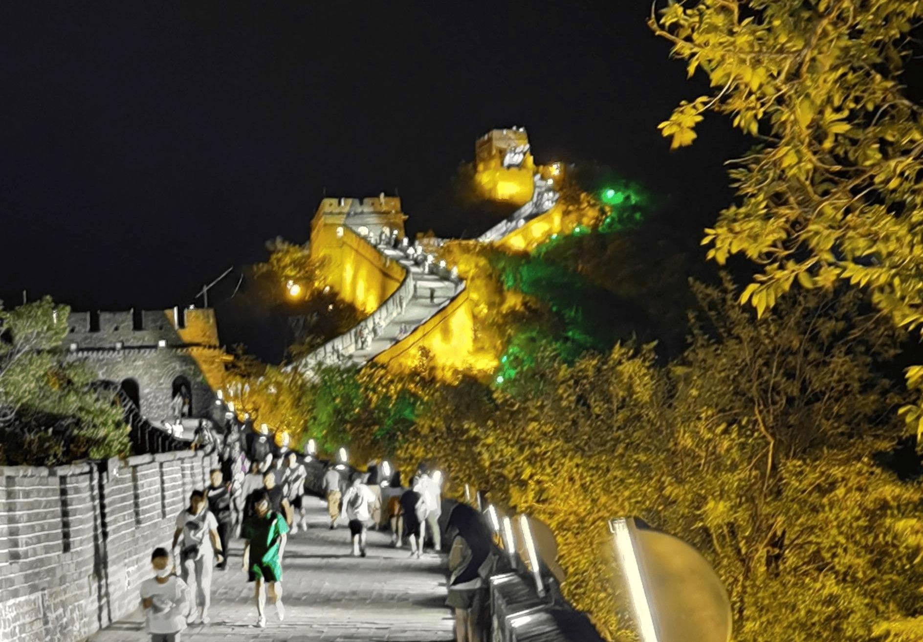 八达岭夜长城：夜晚的璀璨之旅