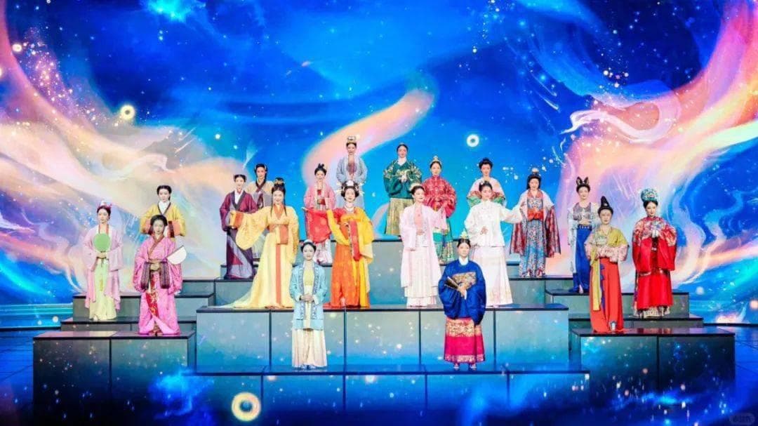 汉韵华裳 : 跨越千年的汉服经典纹样与配色图鉴，超全汉服配色指南！