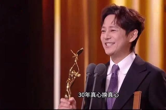 何炅：从光环到争议，一位主持人的成长之路