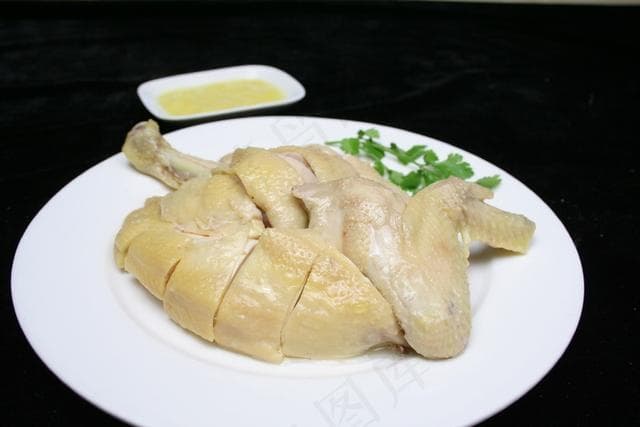 白灼鸡的极致之道，做一道口感嫩滑如丝的美味佳肴