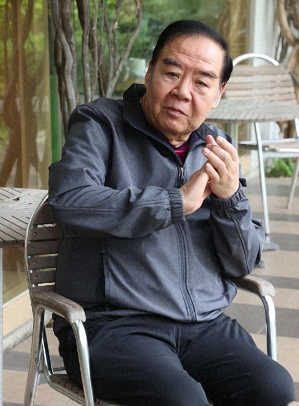 73岁郑则仕再登荧幕，新剧演技炸裂，传奇人生引热议