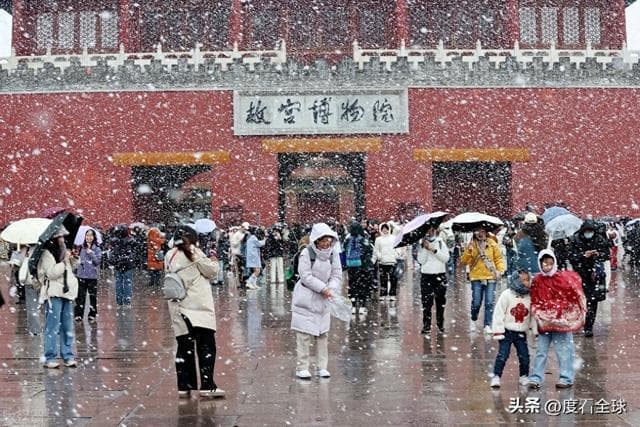 春雪突袭故宫！红墙白雪交融，游客穿越古今嗨翻天！