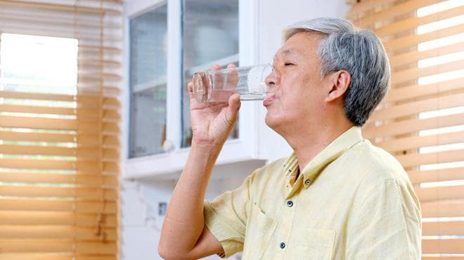 水—是痛风人最好的“降酸药”！痛风患者喝水有讲究，一半不会喝