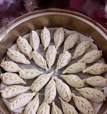 清淡美食：菜肉蒸饺的做法（健康口感）