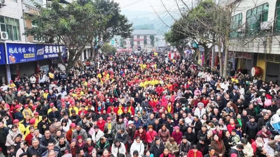 惊艳！国家级非遗“大坝高装”亮相四川兴文 “移动戏台”高度达4-7米
