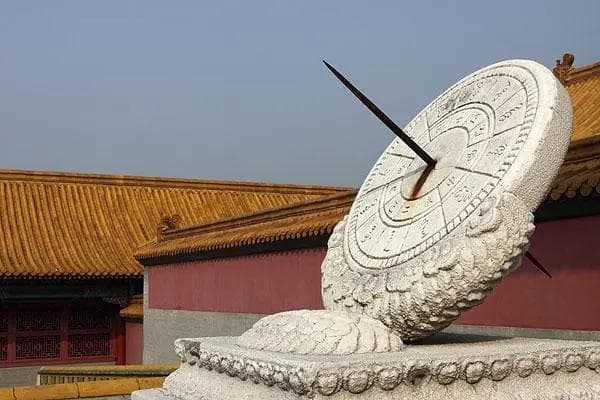 日晷：古代计时工具的工作原理与类型