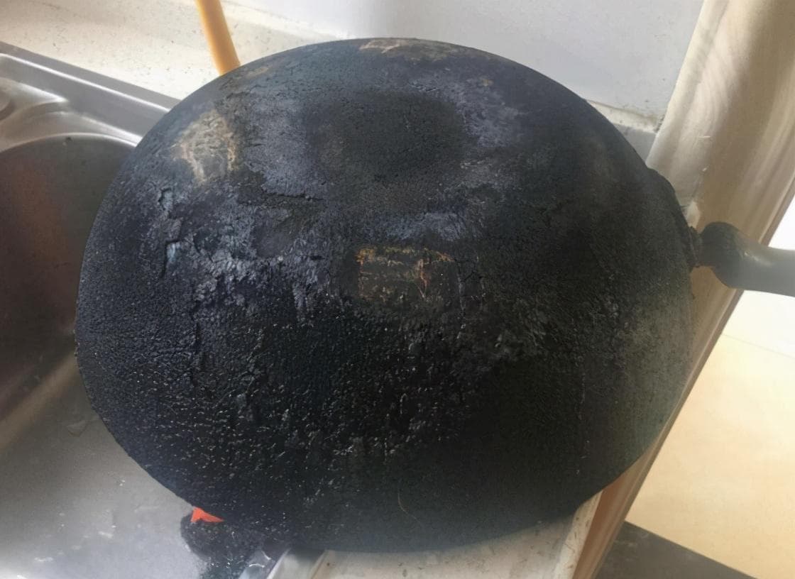 无论锅底多油多脏，只要把“它”撒在上面，瞬间变得干干净净