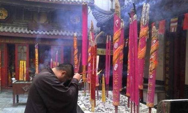 古人为何说“穷人越拜佛越穷，富人越烧香越富”？有何道理？