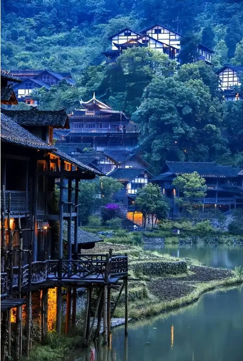 乌江寨：大山深处的 “人造仙境”，别样的休闲度假体验