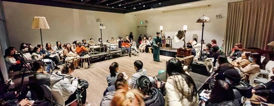 在上海的咖啡馆、茶馆、书店等空间，悄然兴起一种新潮流