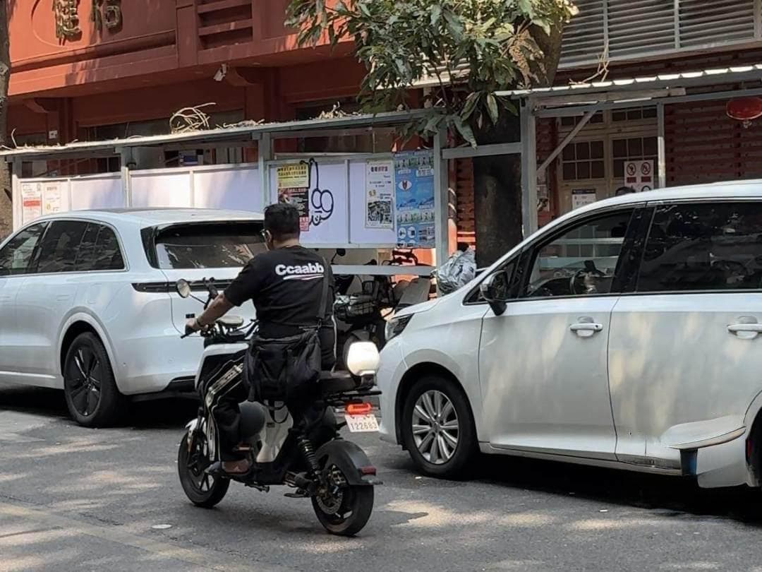 1小时处罚45宗，让“电鸡”有路可走！广州交警严查违停