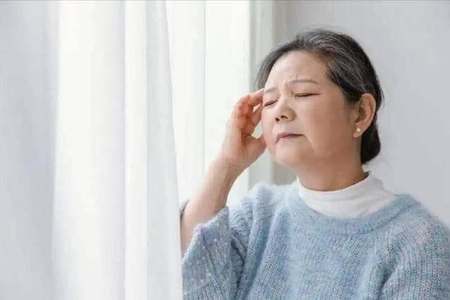 脑梗跟饮食有关？医生警告：60岁以后，晚餐要多注意这4种食物
