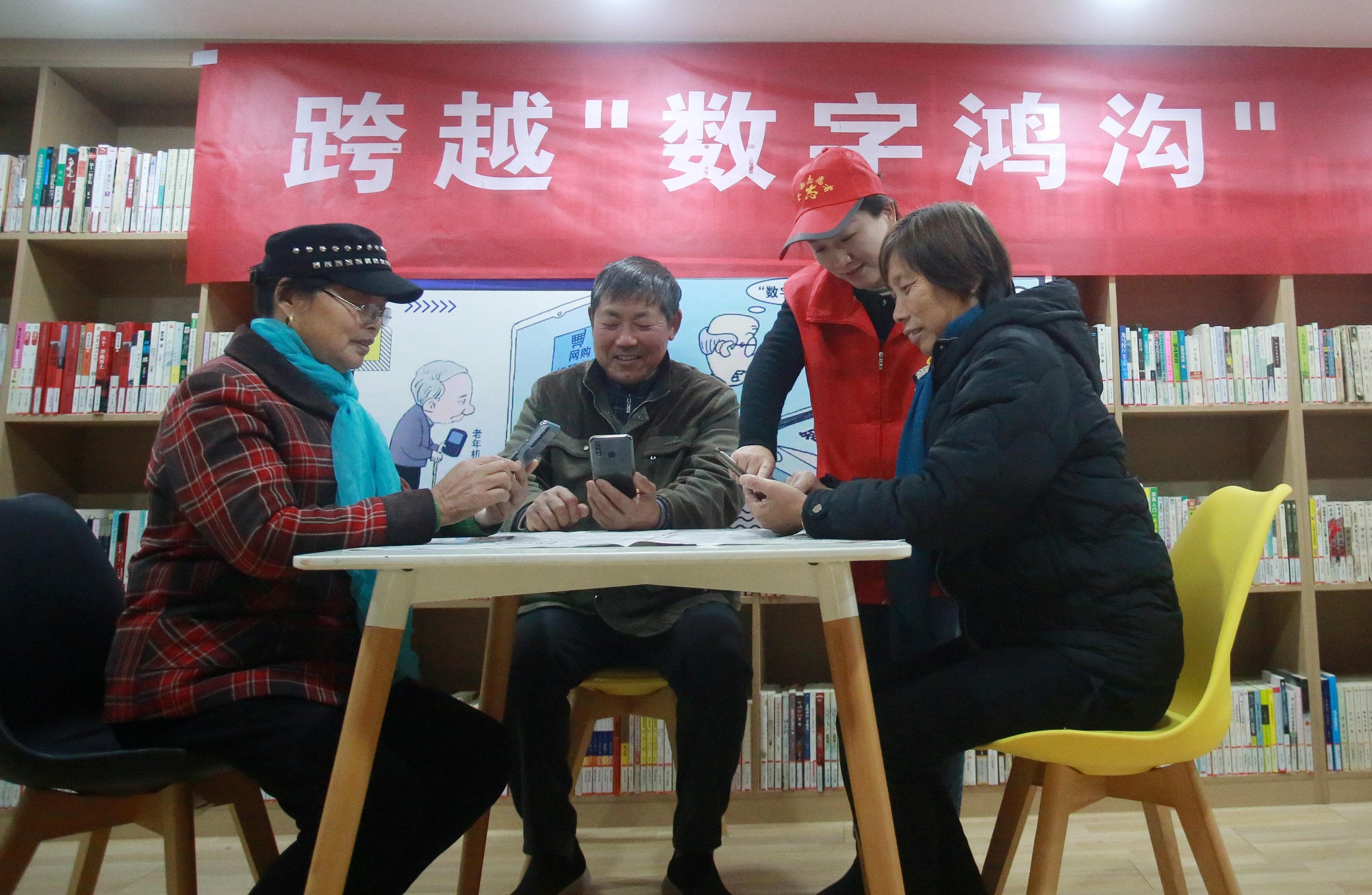 治理老年网络沉迷问题，平台不能“旁观”太多