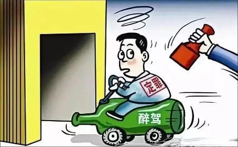 胆真肥，无证驾驶还醉驾！法院判了
