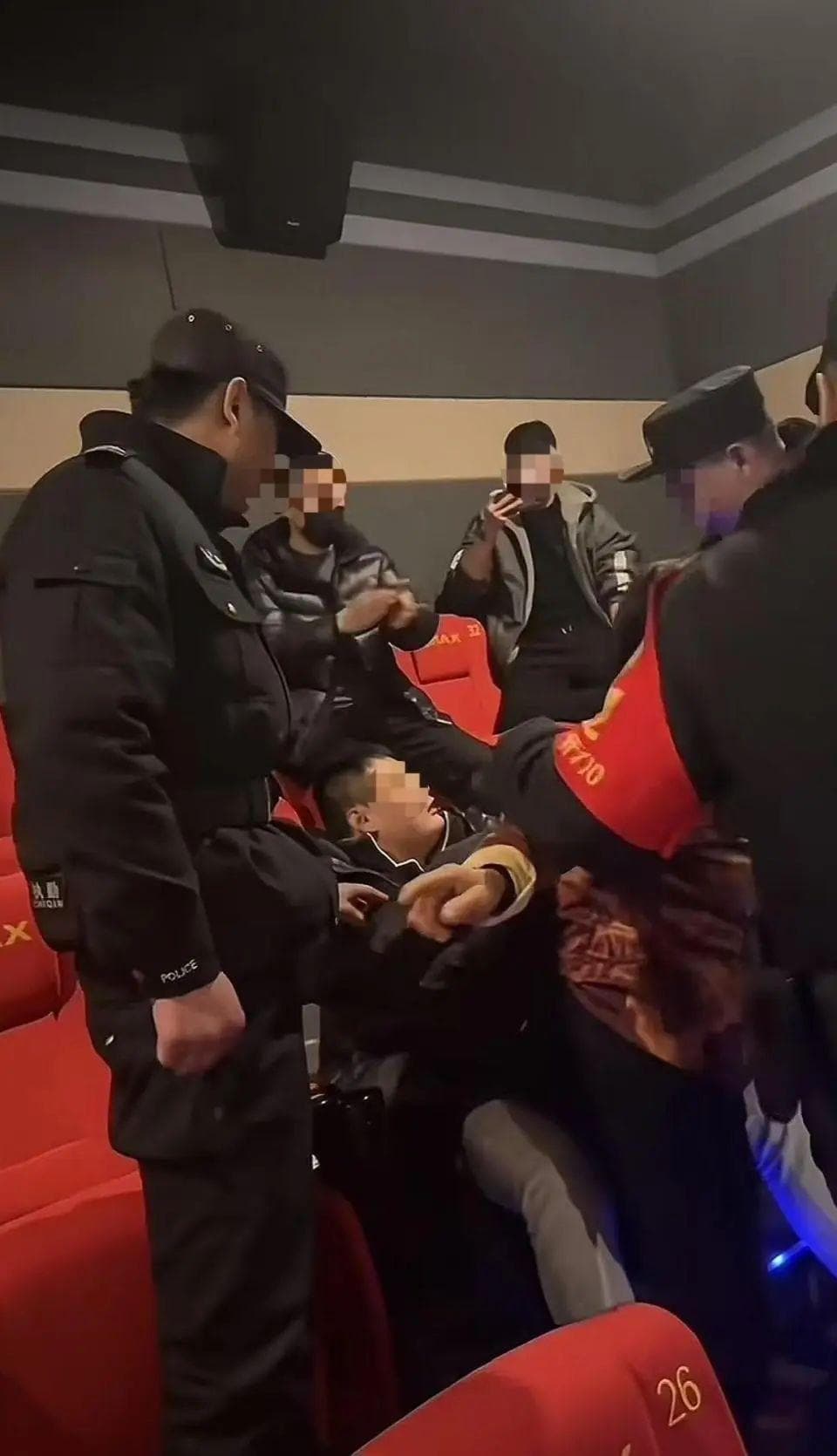 热搜第一！母子看电影强行占座，300多人被迫退票……