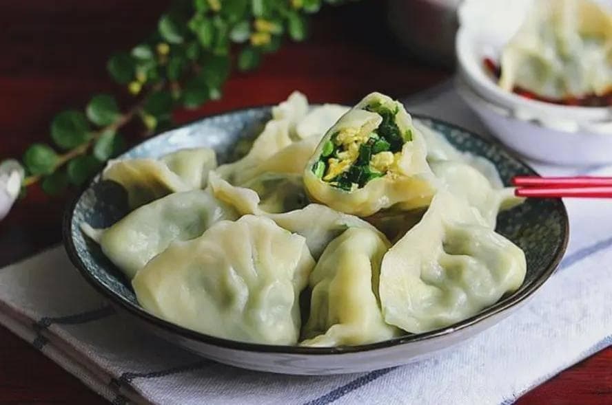 调韭菜鸡蛋馅，只放2样调料，韭菜翠绿又鲜美，不出水不烧心