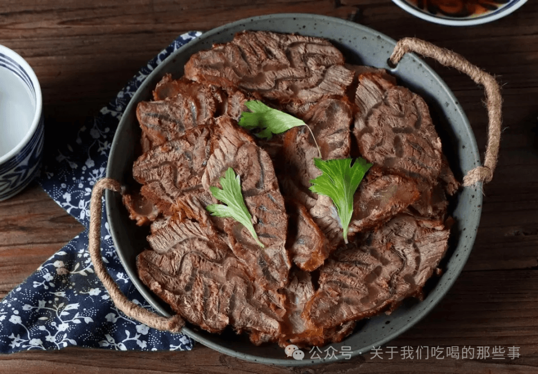 做酱牛肉，牢记“2酱2泡”，牛肉酱香浓郁，紧实不散花，方法简单