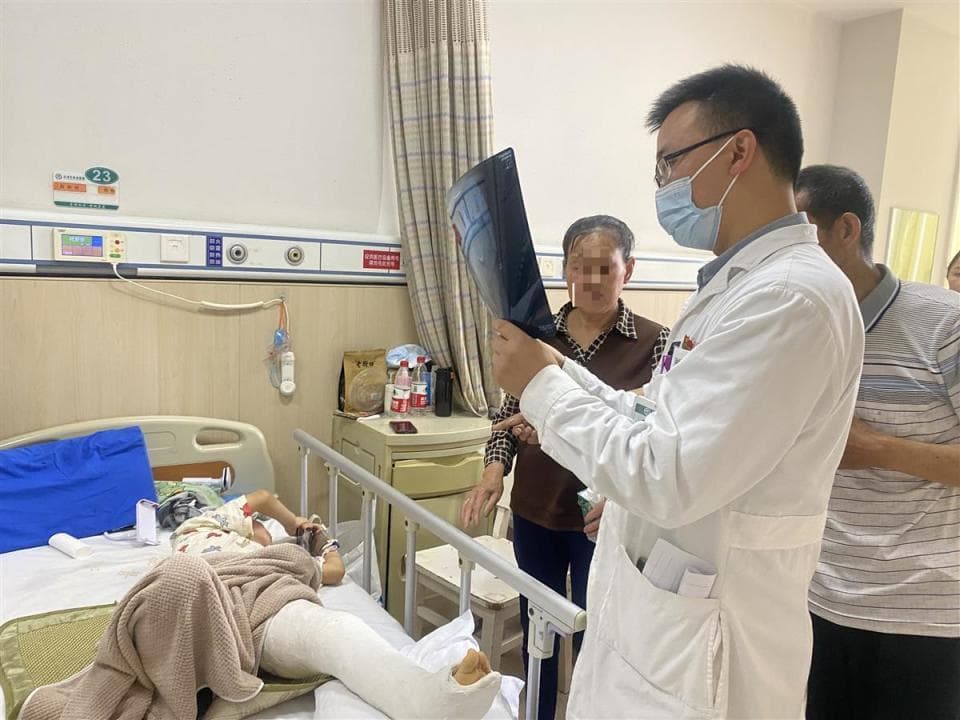 8岁男孩长期腿疼竟然是股骨头坏死，专家表示：尽早发现、及时正确治疗可痊愈