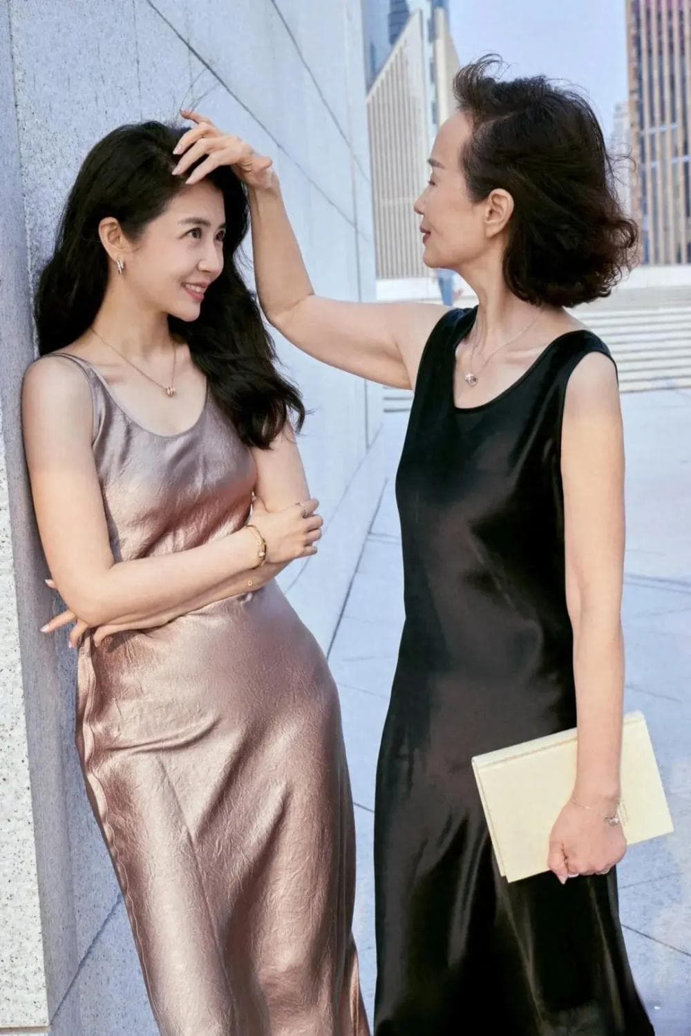 什么样的女人才算好看？穿衣得体、发型不乱，看一眼就会被迷住！