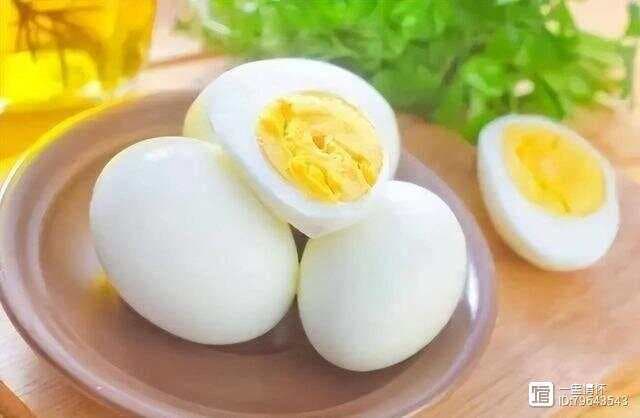 鸡蛋、牛奶不能吃？医生提醒：人老了，鸡蛋和牛奶能吃，但要少吃