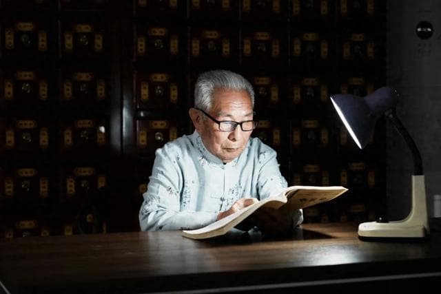 85岁山东老中医：行医60载，治病无数，村里还为他父亲立功德碑
