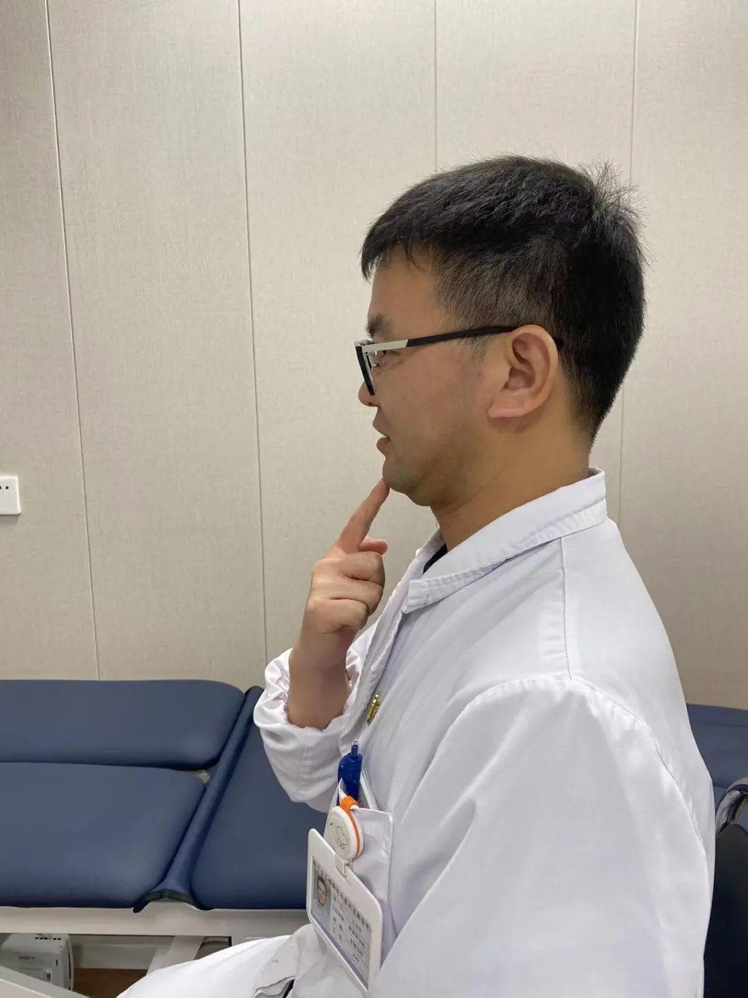 坐着就能做！三个“小动作”护航颈椎健康