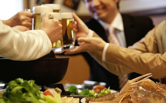 饭局提前走，别大声说“我先走了，你们吃”，高情商的人这样做