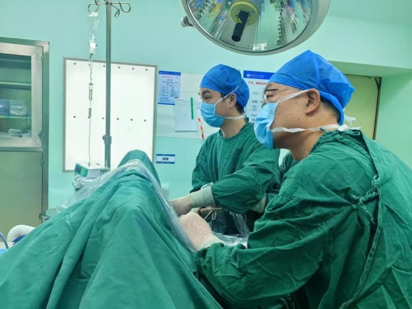 20岁小伙双手总是“湿哒哒”？医生精准手术助其告别“水手”困扰