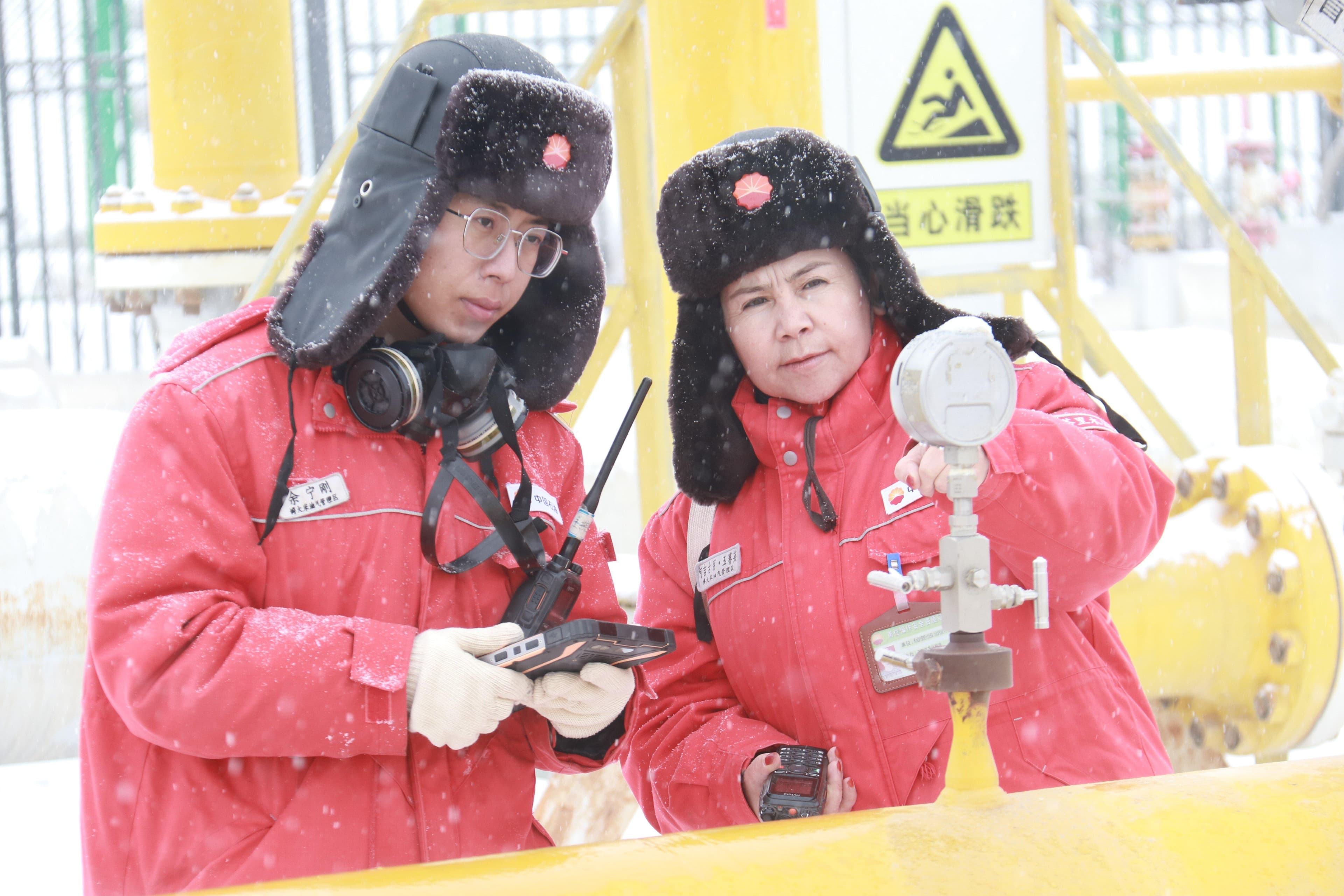 中国石油塔里木油田员工坚守岗位迎新年