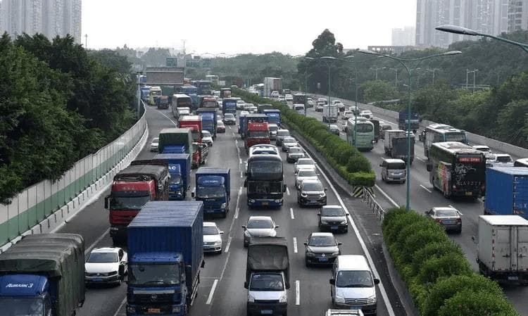 高速公路或取消节假日免费，推行年度5000公里免费额度，你支持吗