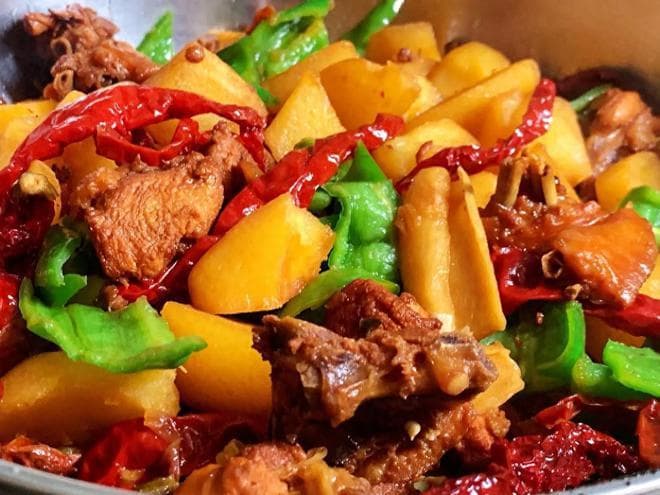 新疆大盘鸡，面条比肉更疯狂的美味指南！