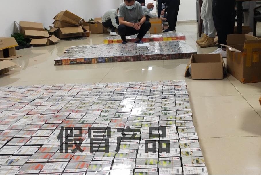 微商“低价电子烟”可能是假货 悦刻协助警方捣毁一售假窝点