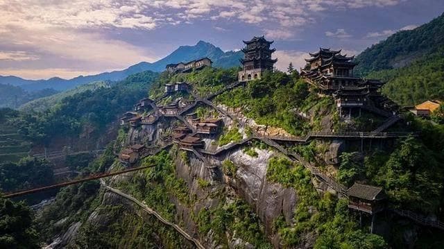 上饶望仙谷：昔日采石场蝶变赣派“清明上河图”