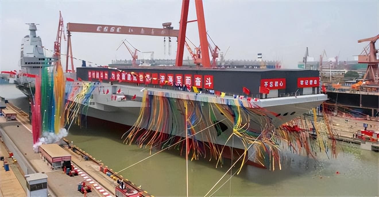 法国人眼中的福建舰：排水量10万吨，最大载机数高达85架