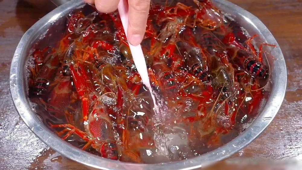 蒜蓉小龙虾的秘诀：简单调味，轻松做出Q弹鲜美的家常美味！