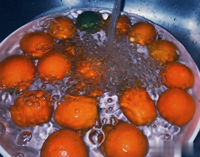 橘子皮的科学处理与应用：从清洁到医疗的价值发现