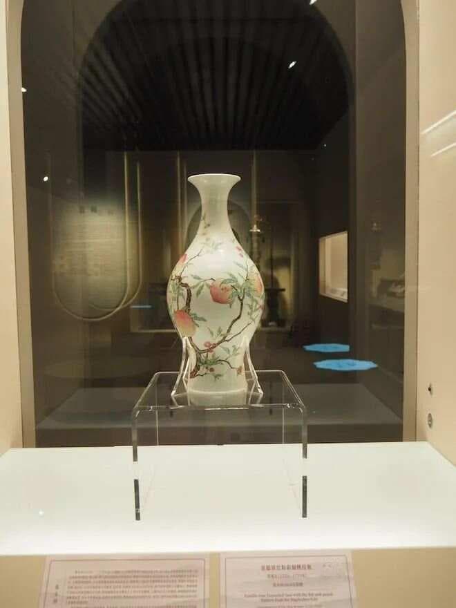 国宝故事：清雍正粉彩蝠桃纹橄榄瓶的传奇300年
