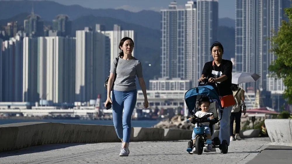 对未来越悲观，越不想生孩子吗？