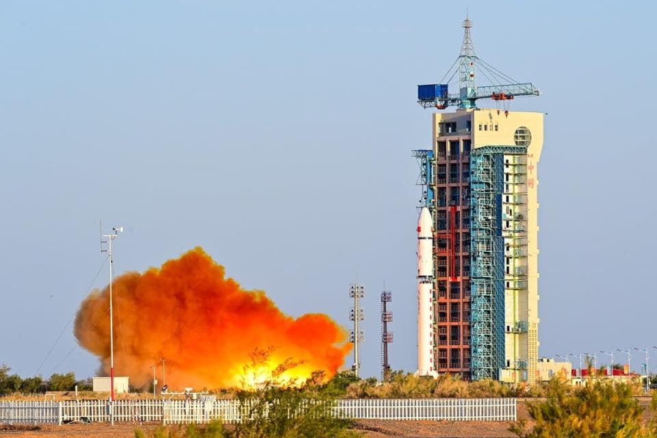 中国成功发射首颗可重复使用卫星“实践-19号”，搭载多国科研任务
